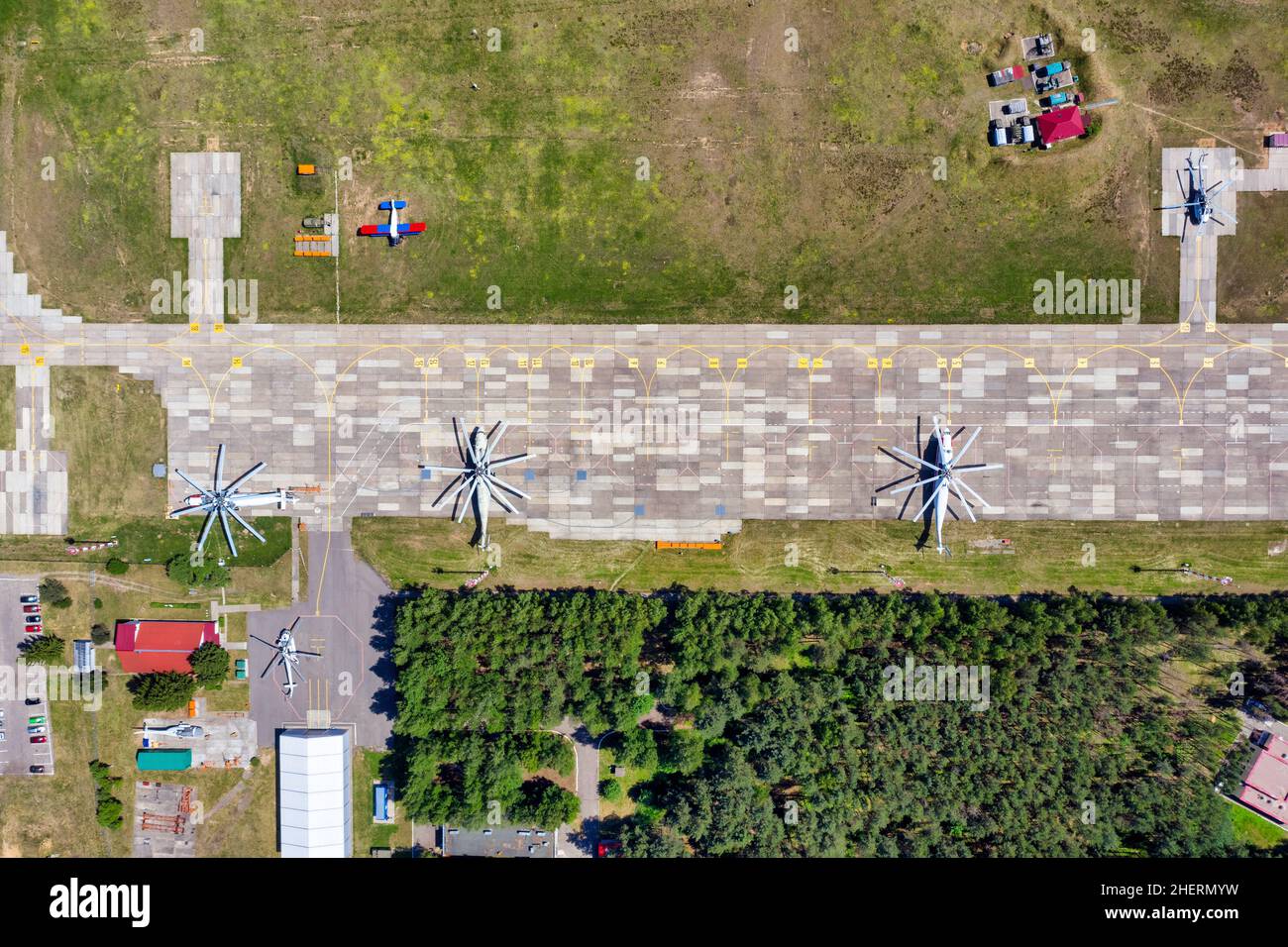 Hubschrauber auf einem kleinen Flugplatz Luftbild. Start- und Landebahn von oben geschossen. Kleiner städtischer Flughafen Stockfoto