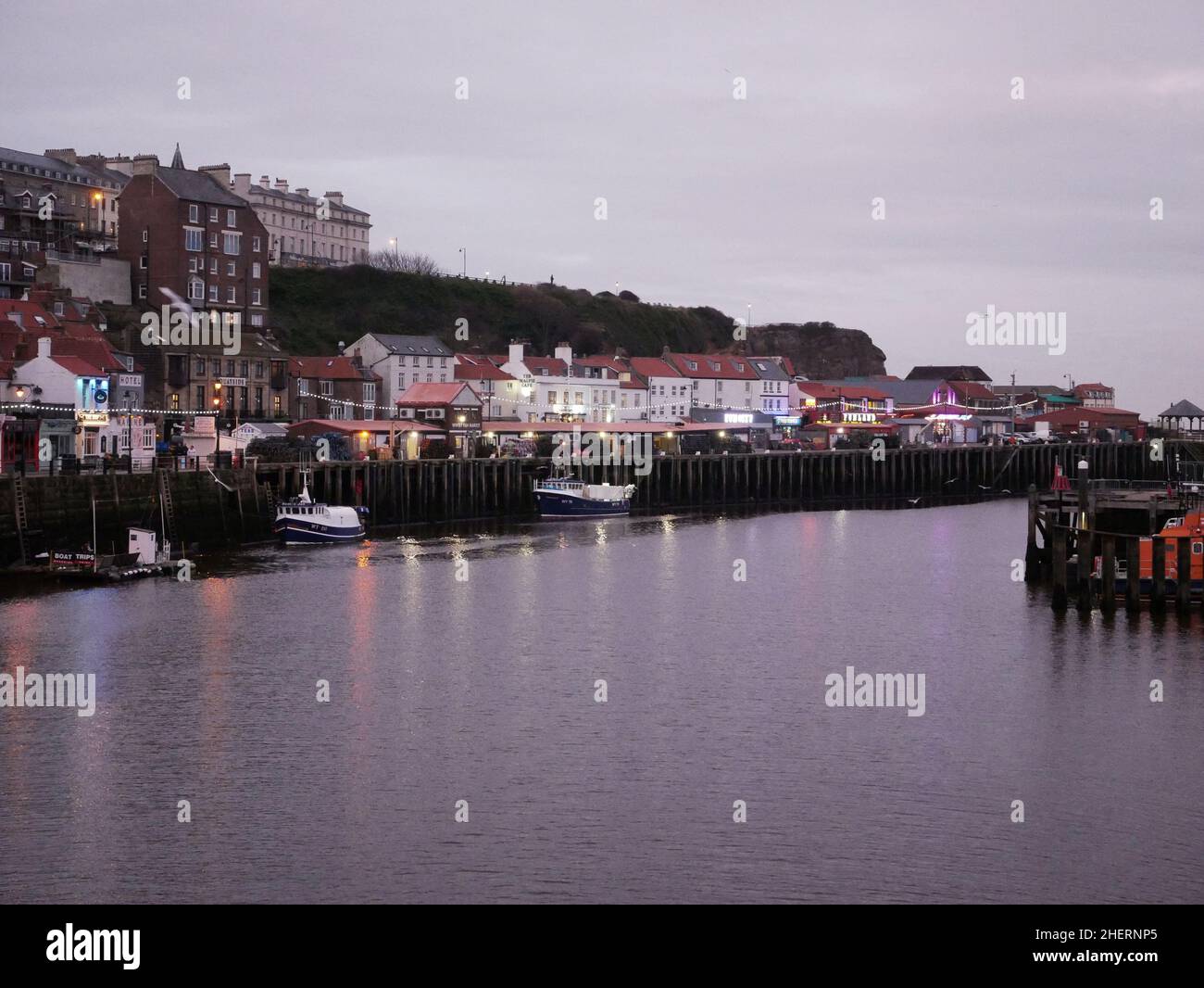 UK Whitby. Fischerboote in Whitby in der Abenddämmerung Bild von Julian Brown Stockfoto