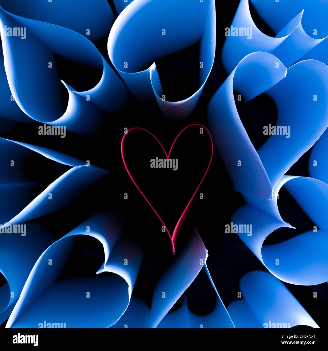 Liebesherzen auf einem schwarzen Hintergrund, abgebildet von oben. 3D Hintergrund Stockfoto