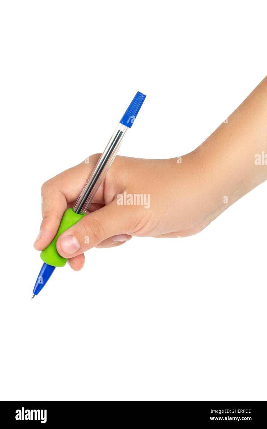 Blauer Stift in der Hand eines Kindes isoliert auf weißem Hintergrund. Kinder lernen, wie man Konzept schreibt Stockfoto