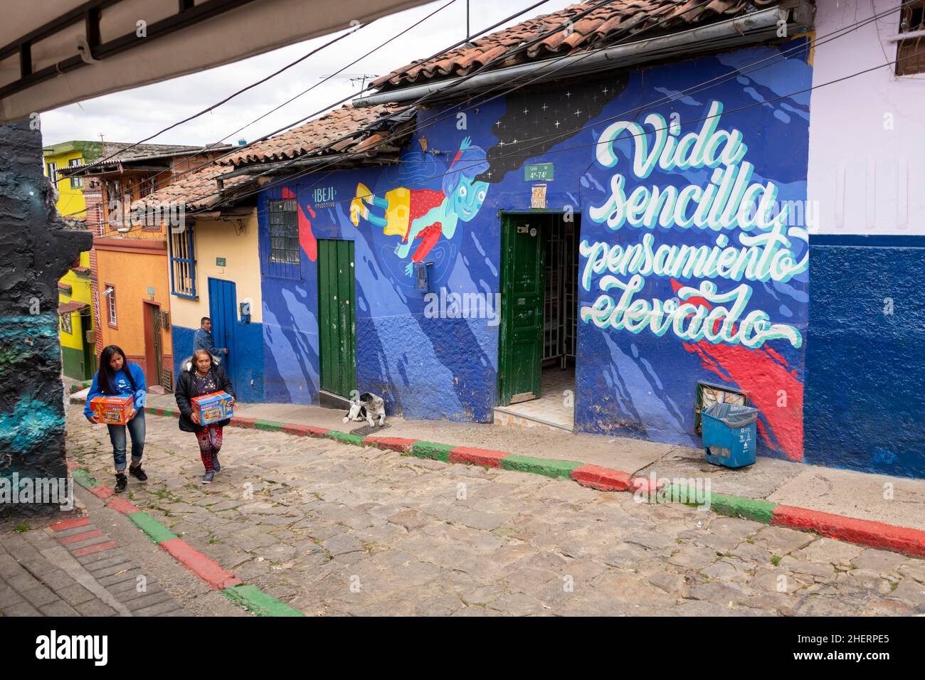 Street Wall Art von ehemaligen Bandenmitgliedern im einst berüchtigten Barrio Egipto, Bogota, Kolumbien. Organisierte Wandertouren sind möglich. Stockfoto