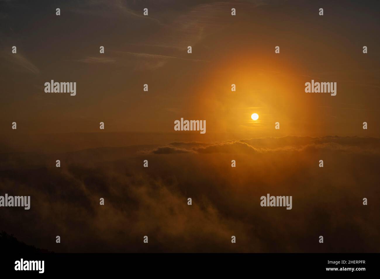 Monte Nerone bei Sonnenuntergang an einem nebligen Tag, Apennin, Marken, Italien Stockfoto