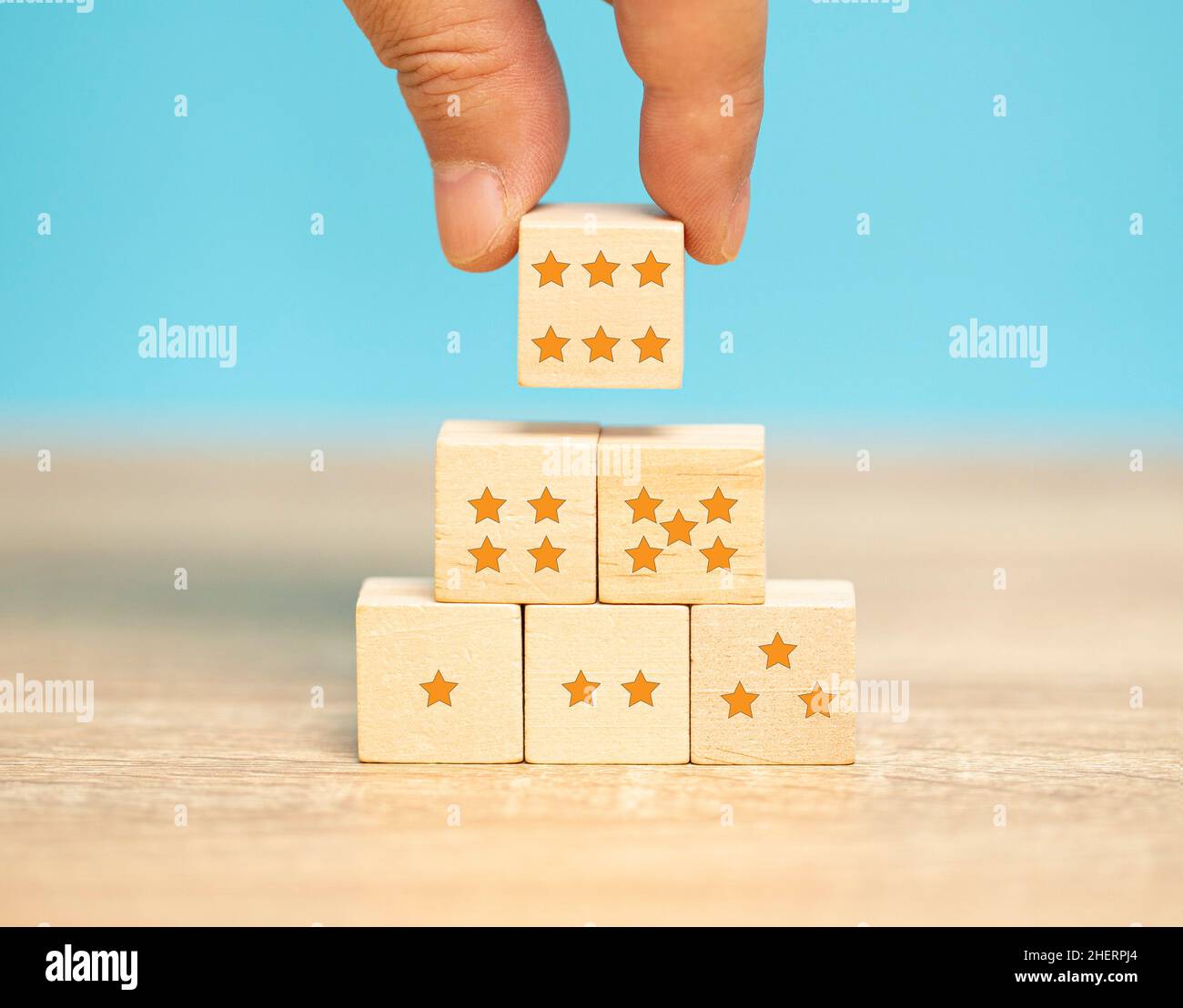 Ein Mann setzte positives Denken, beste Punktzahl, sechs Sterne für Kundenzufriedenheit, Kundenreaktion, Service-Leistung, Business-Feedback-Bewertung. Stockfoto