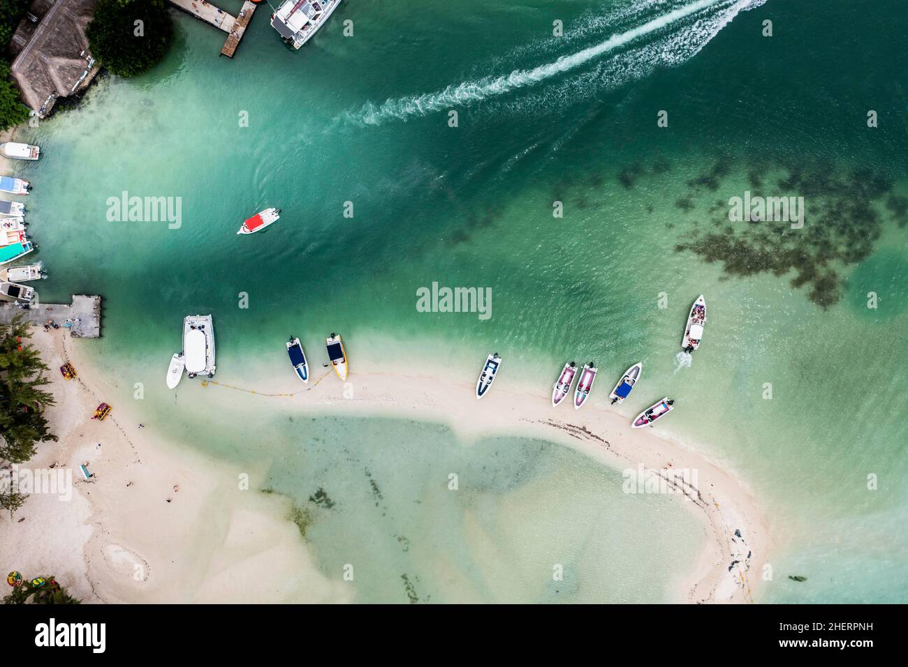 Luftaufnahme, Bucht am Grand Port, il aux Cerfs mit Buchten Sandbänke und Wassersport, Flacq, Mauritius Stockfoto