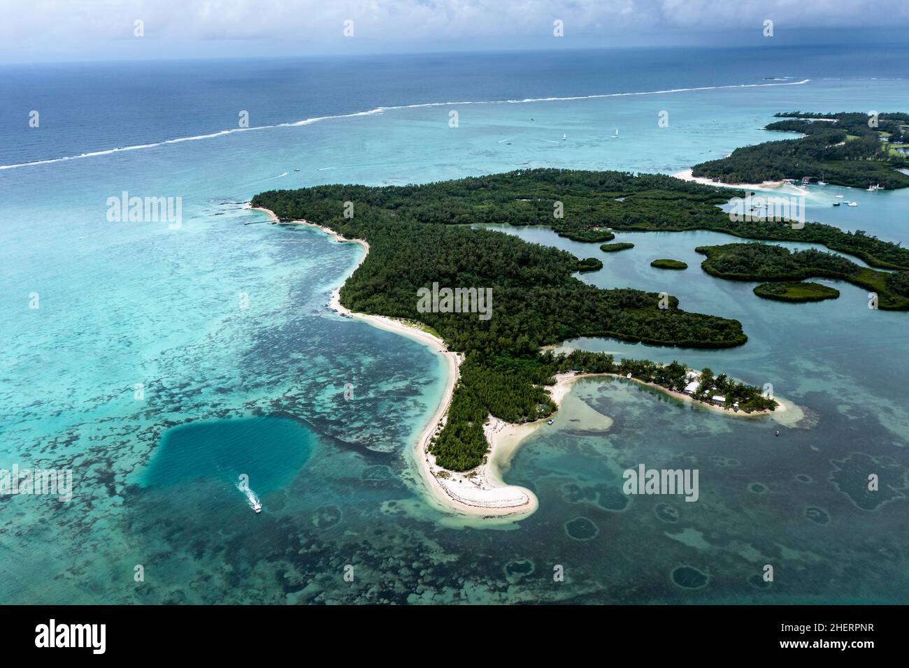 Luftaufnahme, Bucht am Grand Port, il aux Cerfs mit Buchten Sandbänke und Wassersport, Flacq, Mauritius Stockfoto