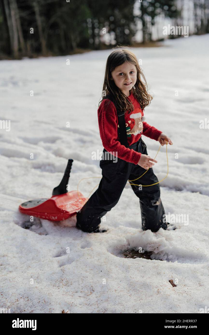 Mädchen mit einem bob im Schnee Stockfoto