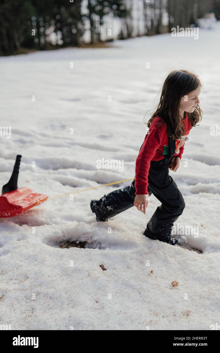 Mädchen mit einem bob im Schnee Stockfoto