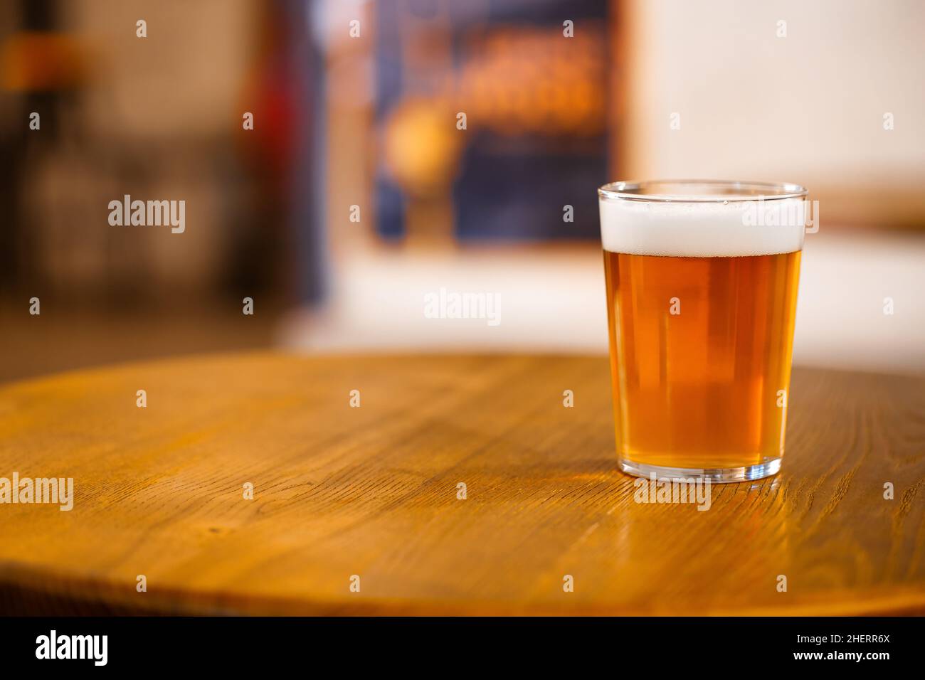 Volles Glas Craft Beer IPA Ale. Ein Pint goldenes Bier mit weißem Schaumstoffkopf Stockfoto