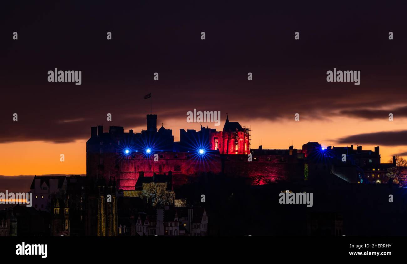 Edinburgh Castle Lichtprojektionen und Balmoral Uhrenturm beleuchtet in der Nacht mit bunten Sonnenuntergang, Edinburgh, Schottland, Großbritannien Stockfoto