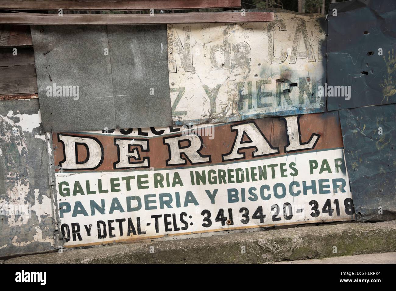 Baracken aus umkonstruierten, wiederverwendeten Metallblechen in der einst berüchtigten Bande Barrio Egipto, Bogota, Kolumbien, Südamerika. Stockfoto