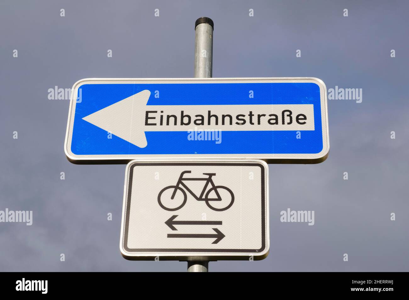 Einbahnstraße Schild, Radfahrer frei in beide Richtungen, Sachsen-Anhalt, Deutschland Stockfoto