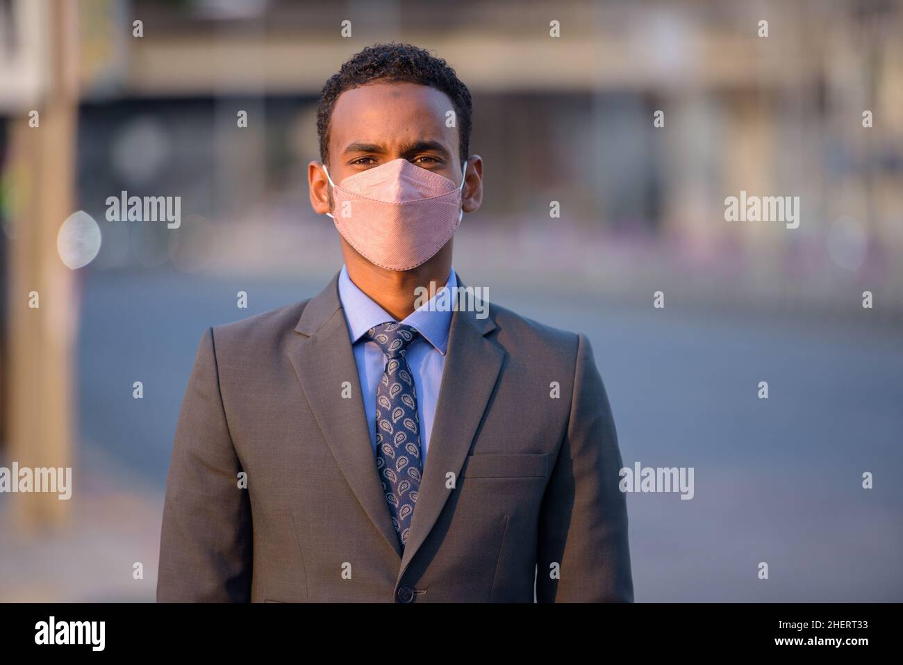 Afrikanischer Geschäftsmann mit Gesichtsmaske, um sich vor covid 19 als neue Normalität zu schützen Stockfoto