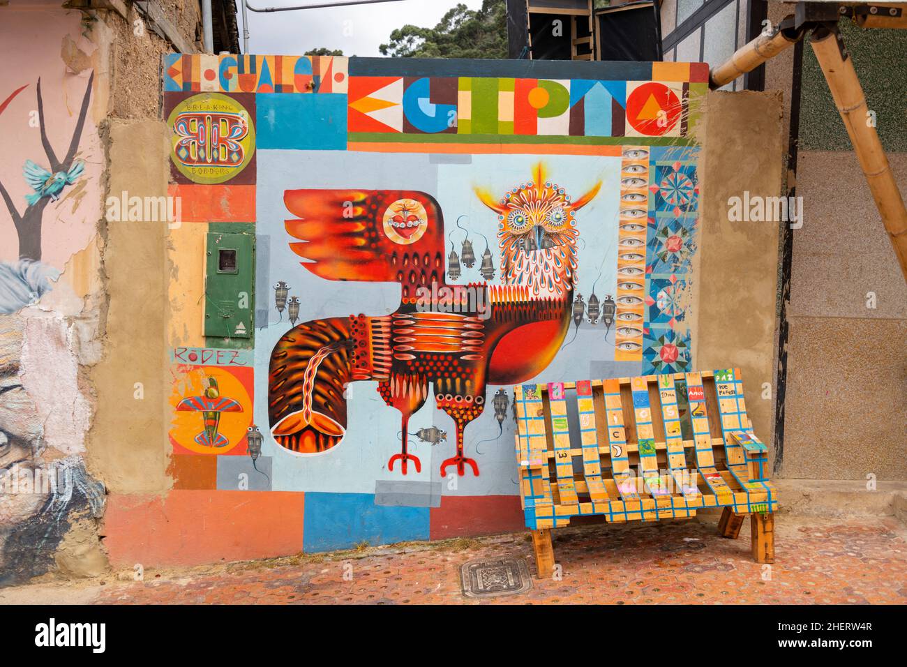 Street Wall Art von ehemaligen Bandenmitgliedern im einst berüchtigten Barrio Egipto, Bogota, Kolumbien. Organisierte Wandertouren sind möglich. Stockfoto