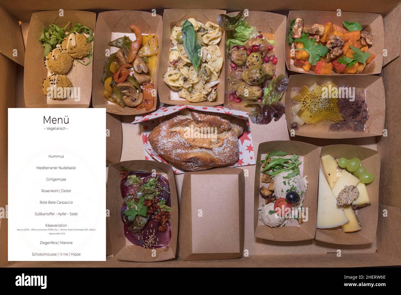 Online bestelltes Menü mit Fleisch und Gemüse in Kisten geliefert, Franken, Bayern, Deutschland Stockfoto