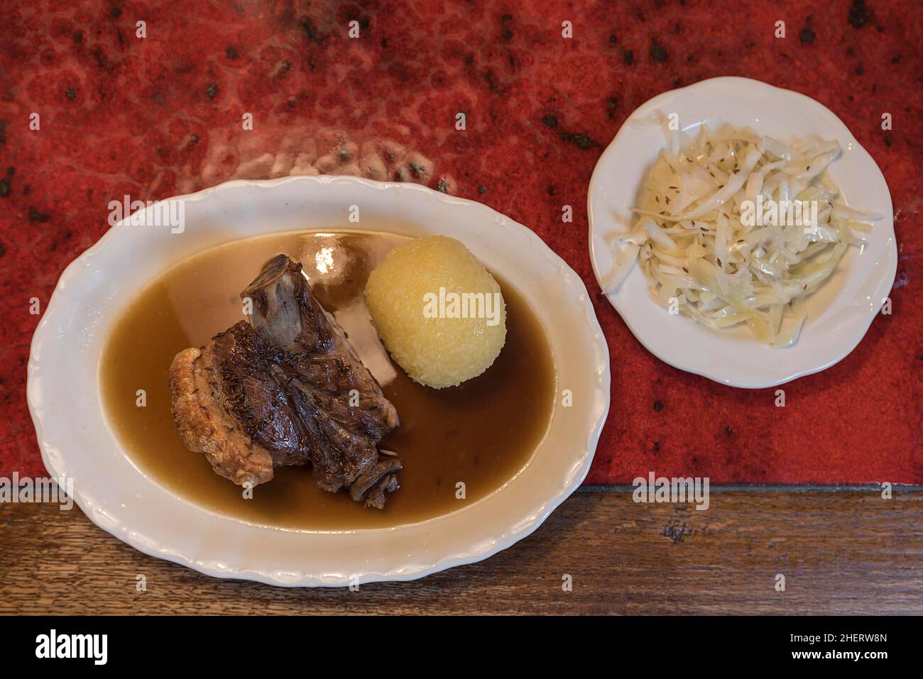 Schaeufele mit Knödel und Krautsalat diente in einem fränkischen Gasthaus, Bayern, Deutschland Stockfoto