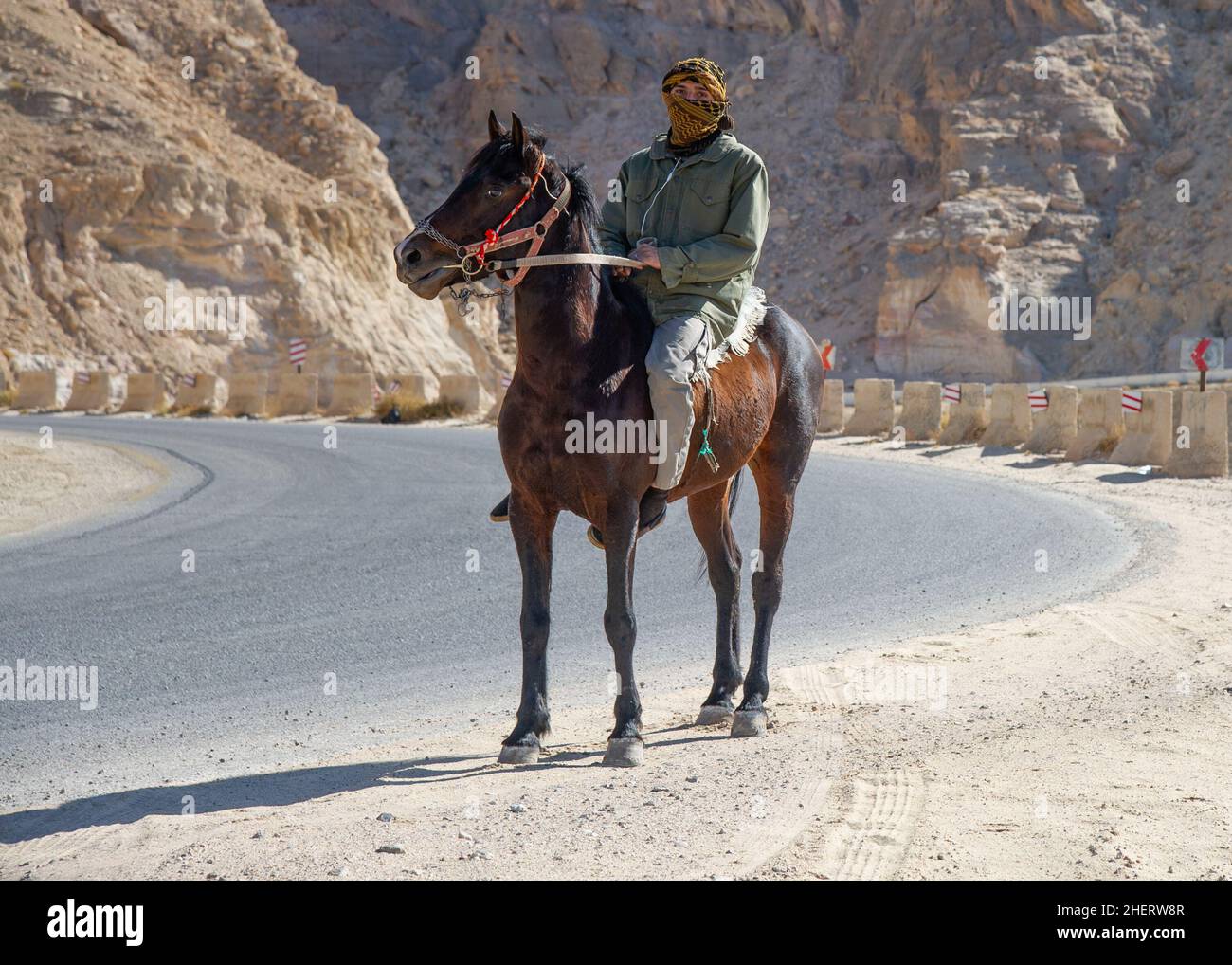 Mann, der in Jordanien reitet, das ist dort üblich Stockfoto
