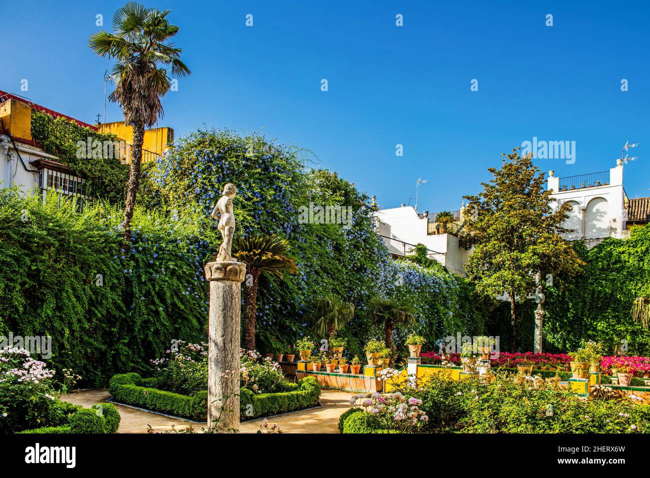 Garten mit exotischen Pflanzen, Casa de Pilatos Stadtpalast mit Mudejar-Stilelementen, Sevilla, Sevilla, Andalusien, Spanien Stockfoto