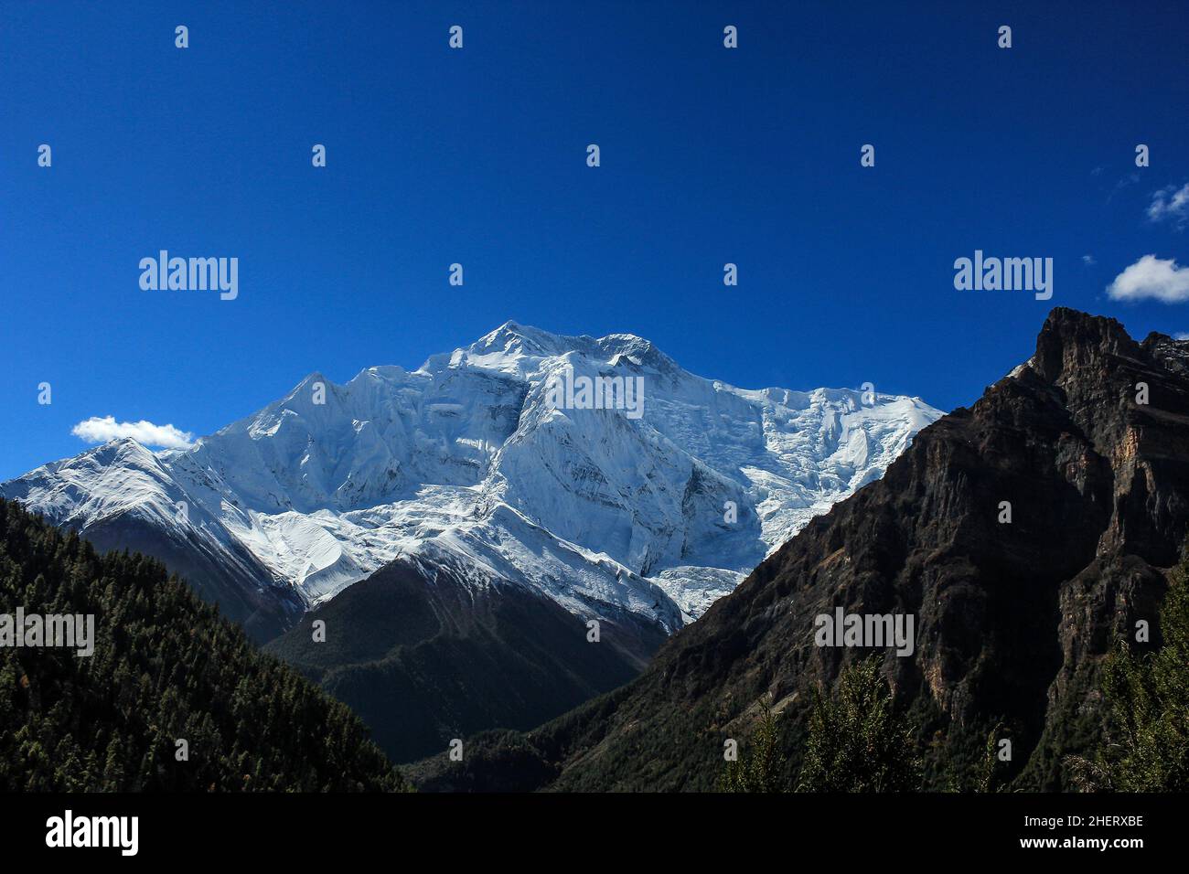 Sonnenaufgang in Upper Pisang, Blick auf die Annapurna Range in Weiß Stockfoto Sonnenaufgang in Upper Pisang, Blick auf die Annapurna Range in Weiß Stockfoto