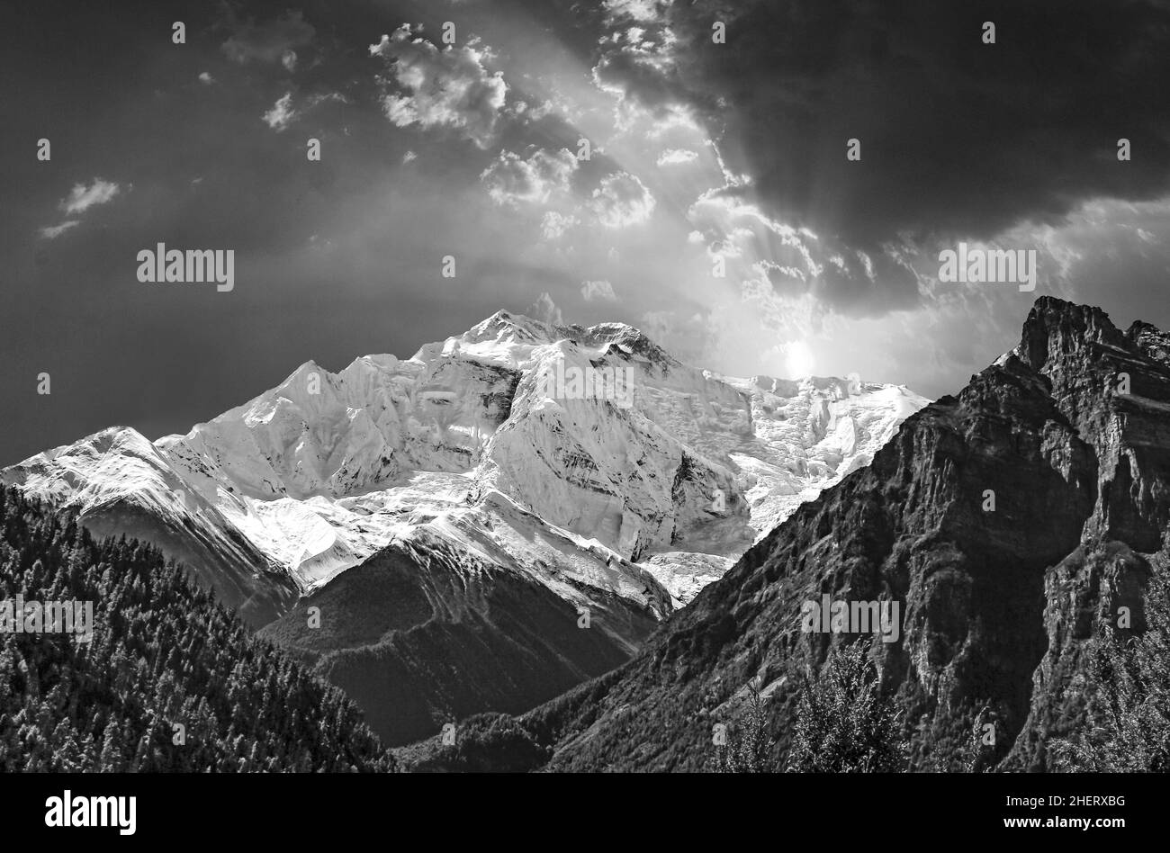 Sonnenaufgang in Upper Pisang, Blick auf die Annapurna Range in Weiß Stockfoto Sonnenaufgang in Upper Pisang, Blick auf die Annapurna Range in Weiß Stockfoto