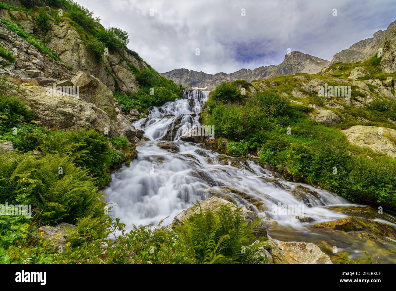 Wasserfall in der Nähe des Lago del Ciolas, Seealpen (Italien) Stockfoto