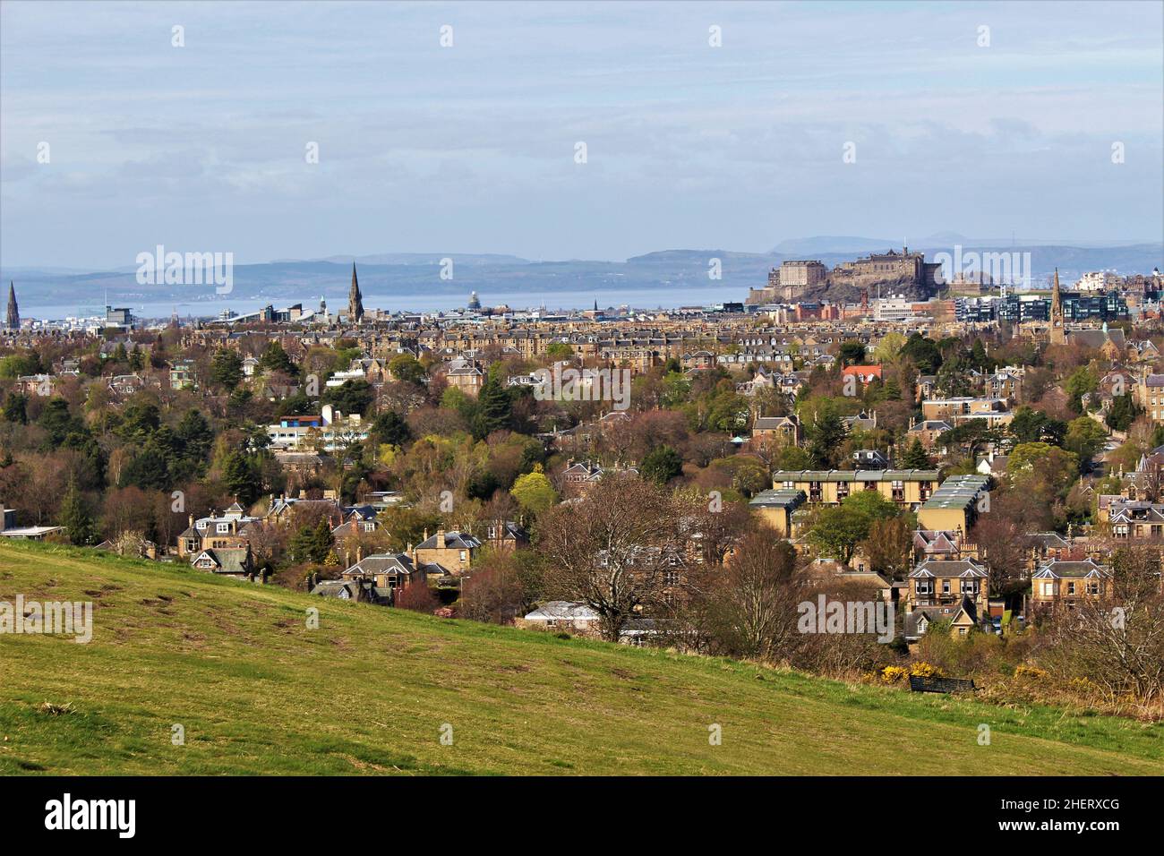 Blick auf die Altstadt von Edinburgh im Frühling vom Blackford Hill Stockfoto