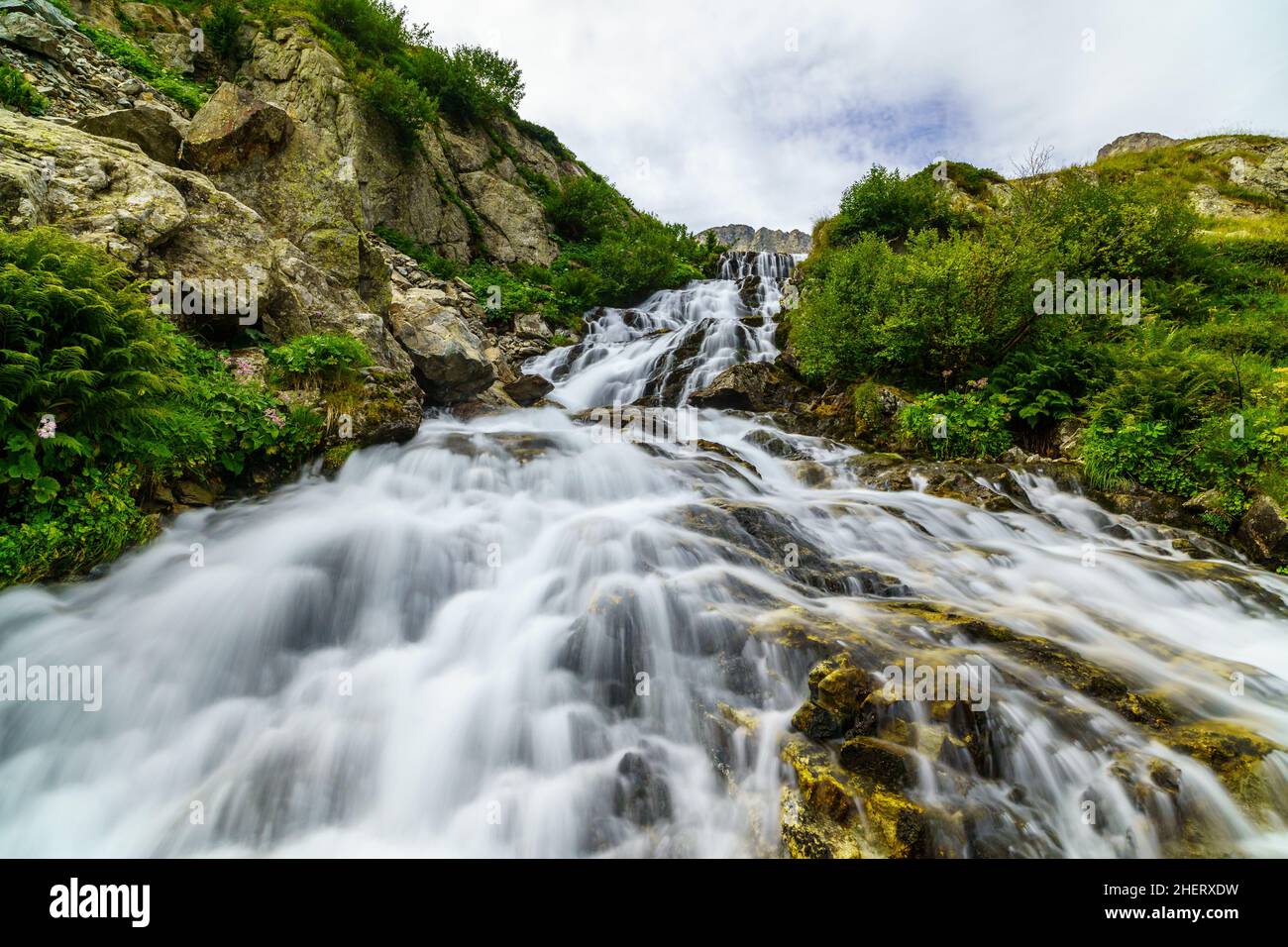 Wasserfall in der Nähe des Lago del Ciolas, Seealpen (Italien) Stockfoto