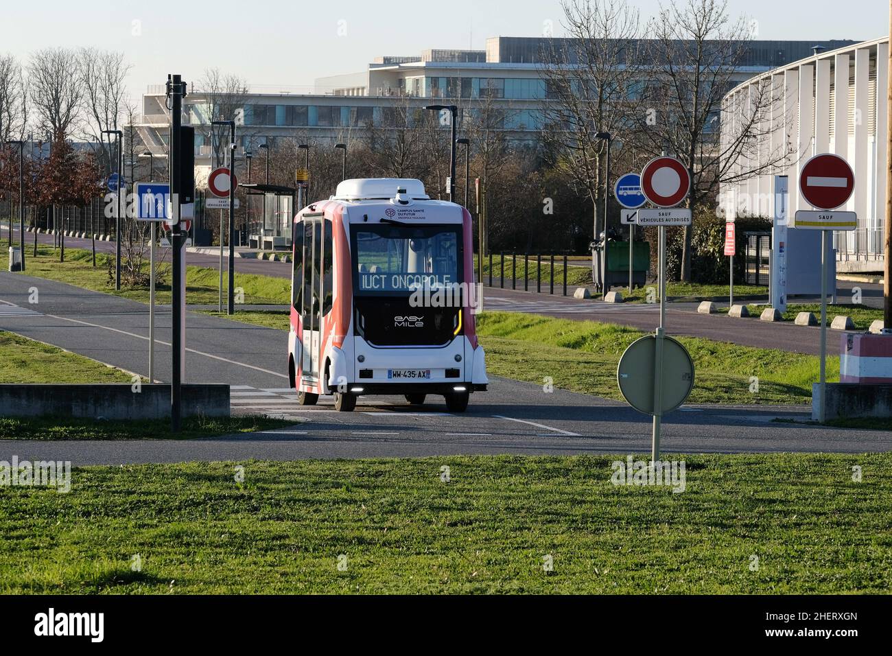 Die Firma EASYMILE hat in Toulouse (Frankreich) ein autonomes Fahrzeug in Betrieb genommen, ohne Fahrer oder Controller an Bord. Das lokale Unternehmen hat dieses Modell aus dem Jahr EZ10 entwickelt, ein Elektrofahrzeug mit einer Kapazität von 12 Personen, und transportiert seine Passagiere über einige hundert Meter, um den Oncopole-Parkplatz zum Krankenhaus zu erreichen. Rund 180 Shuttles sind weltweit im Einsatz, aber dies ist das erste Mal, dass dieser Fahrzeugtyp auf offener Straße eingesetzt wird. 12. Januar 2022. Foto von Patrick Batard / ABACAPRESS.COM Stockfoto