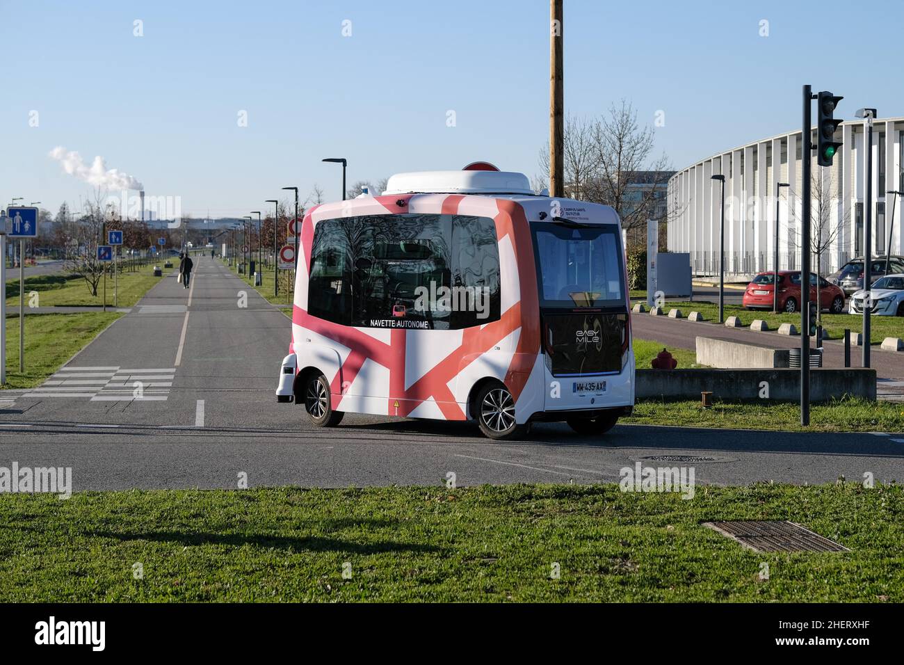 Die Firma EASYMILE hat in Toulouse (Frankreich) ein autonomes Fahrzeug in Betrieb genommen, ohne Fahrer oder Controller an Bord. Das lokale Unternehmen hat dieses Modell aus dem Jahr EZ10 entwickelt, ein Elektrofahrzeug mit einer Kapazität von 12 Personen, und transportiert seine Passagiere über einige hundert Meter, um den Oncopole-Parkplatz zum Krankenhaus zu erreichen. Rund 180 Shuttles sind weltweit im Einsatz, aber dies ist das erste Mal, dass dieser Fahrzeugtyp auf offener Straße eingesetzt wird. 12. Januar 2022. Foto von Patrick Batard / ABACAPRESS.COM Stockfoto