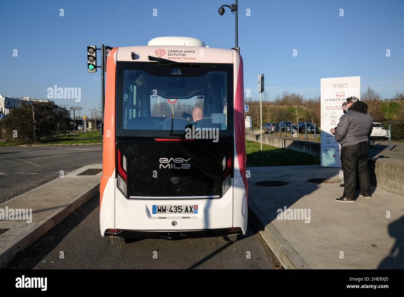 Die Firma EASYMILE hat in Toulouse (Frankreich) ein autonomes Fahrzeug in Betrieb genommen, ohne Fahrer oder Controller an Bord. Das lokale Unternehmen hat dieses Modell aus dem Jahr EZ10 entwickelt, ein Elektrofahrzeug mit einer Kapazität von 12 Personen, und transportiert seine Passagiere über einige hundert Meter, um den Oncopole-Parkplatz zum Krankenhaus zu erreichen. Rund 180 Shuttles sind weltweit im Einsatz, aber dies ist das erste Mal, dass dieser Fahrzeugtyp auf offener Straße eingesetzt wird. 12. Januar 2022. Foto von Patrick Batard / ABACAPRESS.COM Stockfoto