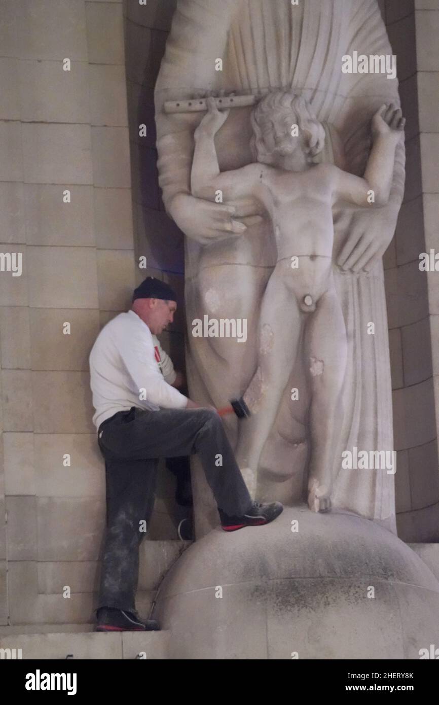 Ein Mann, nachdem er die Statuen Prospero und Ariel aus Shakespeares Theaterstück The Tempest des Bildhauers Eric Gill vor dem BBC-Hauptquartier im Zentrum von London bestiegen und mit Hammer geschlagen hatte. Die Metropolitan Police sagte, dass am Mittwoch gegen 4,15pm Uhr Beamte zum Broadcasting House in der Portland Street, Westminster, gerufen wurden, wo ein Mann eine Leiter benutzt hatte, um die 10 Meter hohen Figuren über dem Vordereingang zu erreichen. Bilddatum: Mittwoch, 12. Januar 2022. Stockfoto