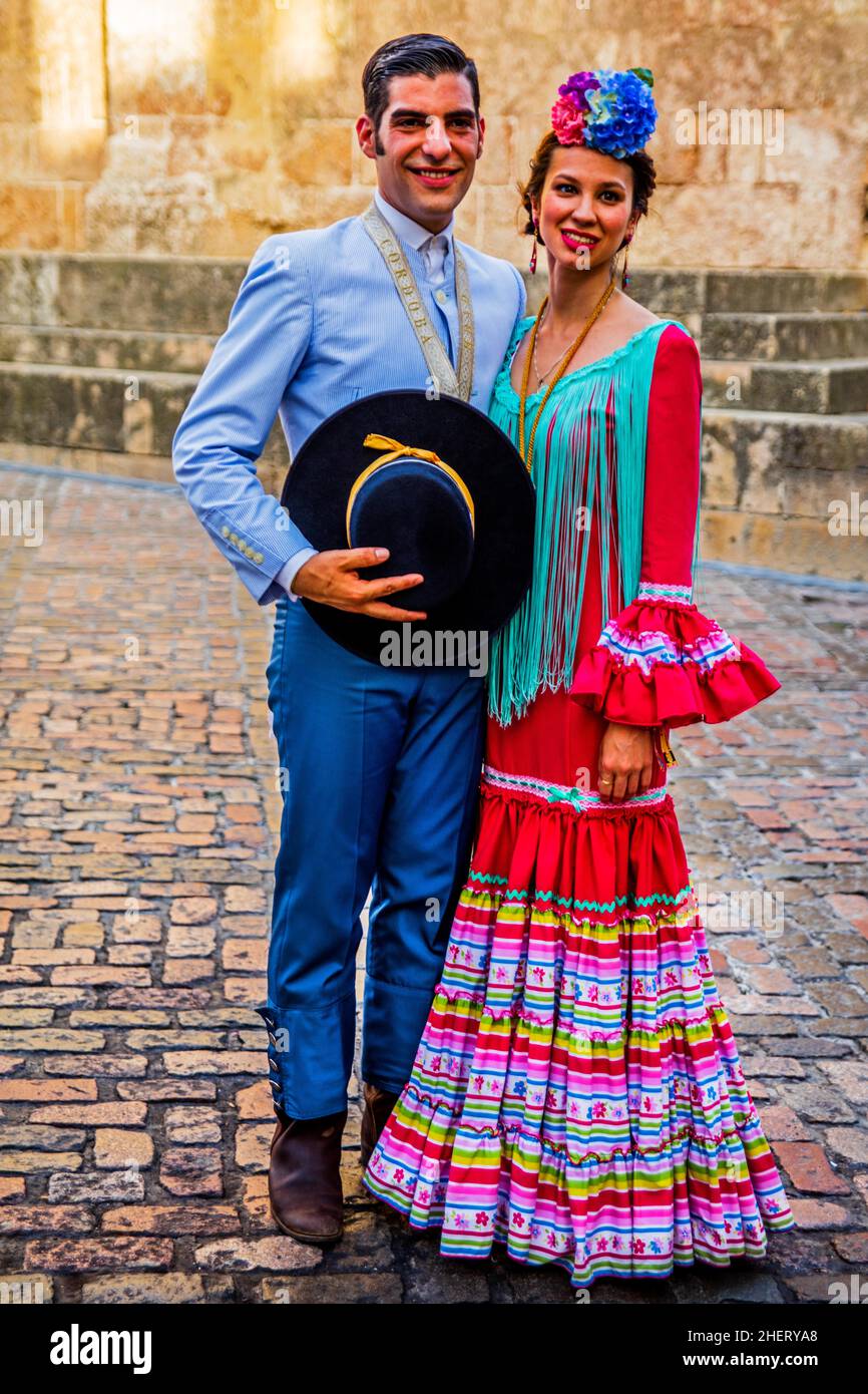 Paar in Flamenco-Kostümen beim Volksfest, Feria de Cordoba, Cordoba, Andalusien, Spanien Stockfoto