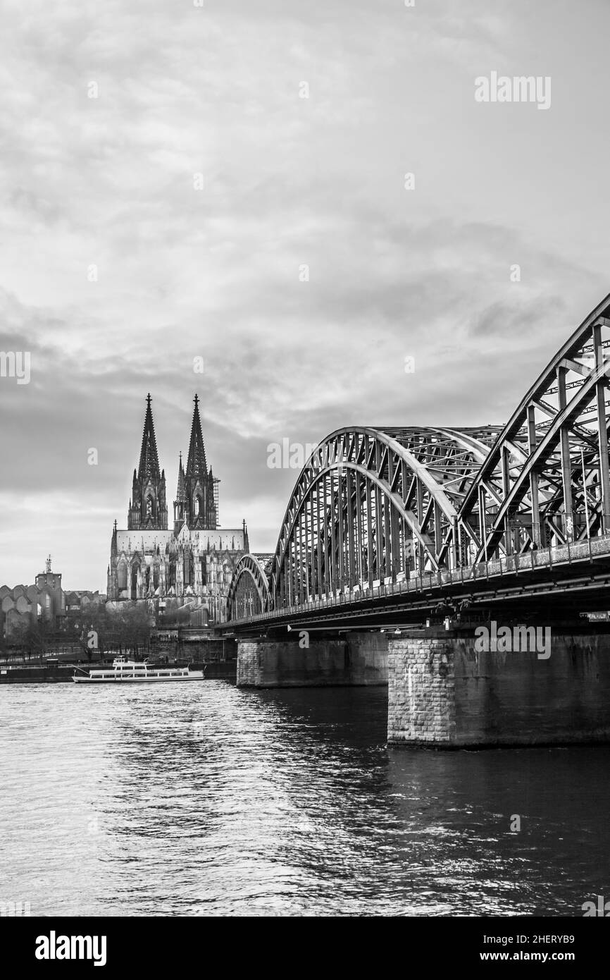 Kölner Dom und Skyline, Deutschland Stockfoto