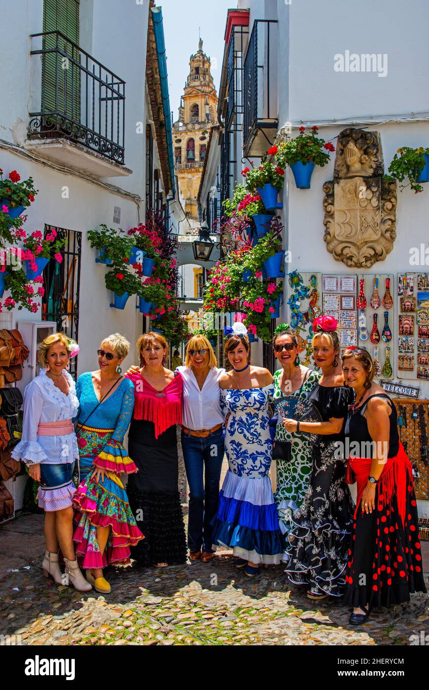 Frauen in Flamenco-Kostümen beim Volksfest, Feria de Cordoba, Cordoba, Andalusien, Spanien Stockfoto