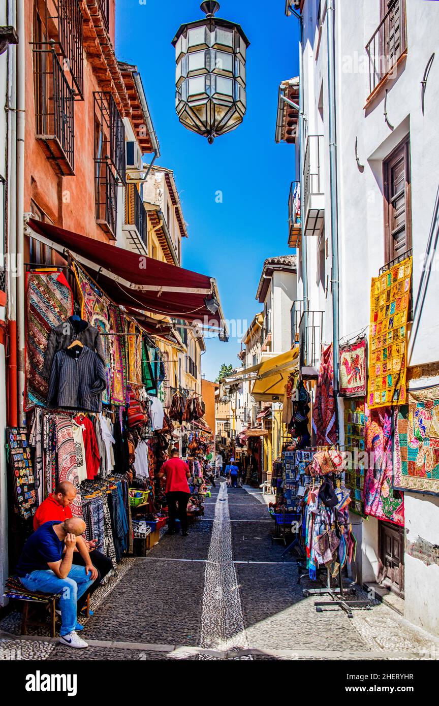 Altstadtgassen mit Basar, Granada, Granada, Andalusien, Spanien Stockfoto