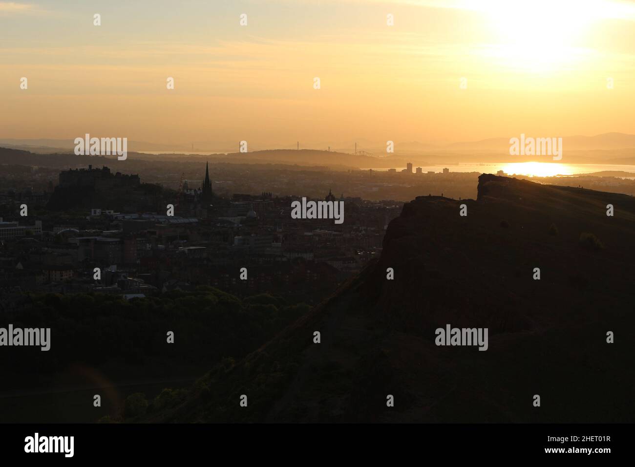 Sonnenuntergang über Edinburgh und Arthur's Seat von der Spitze des Crow Hill aus gesehen (Schottland, Großbritannien) Stockfoto