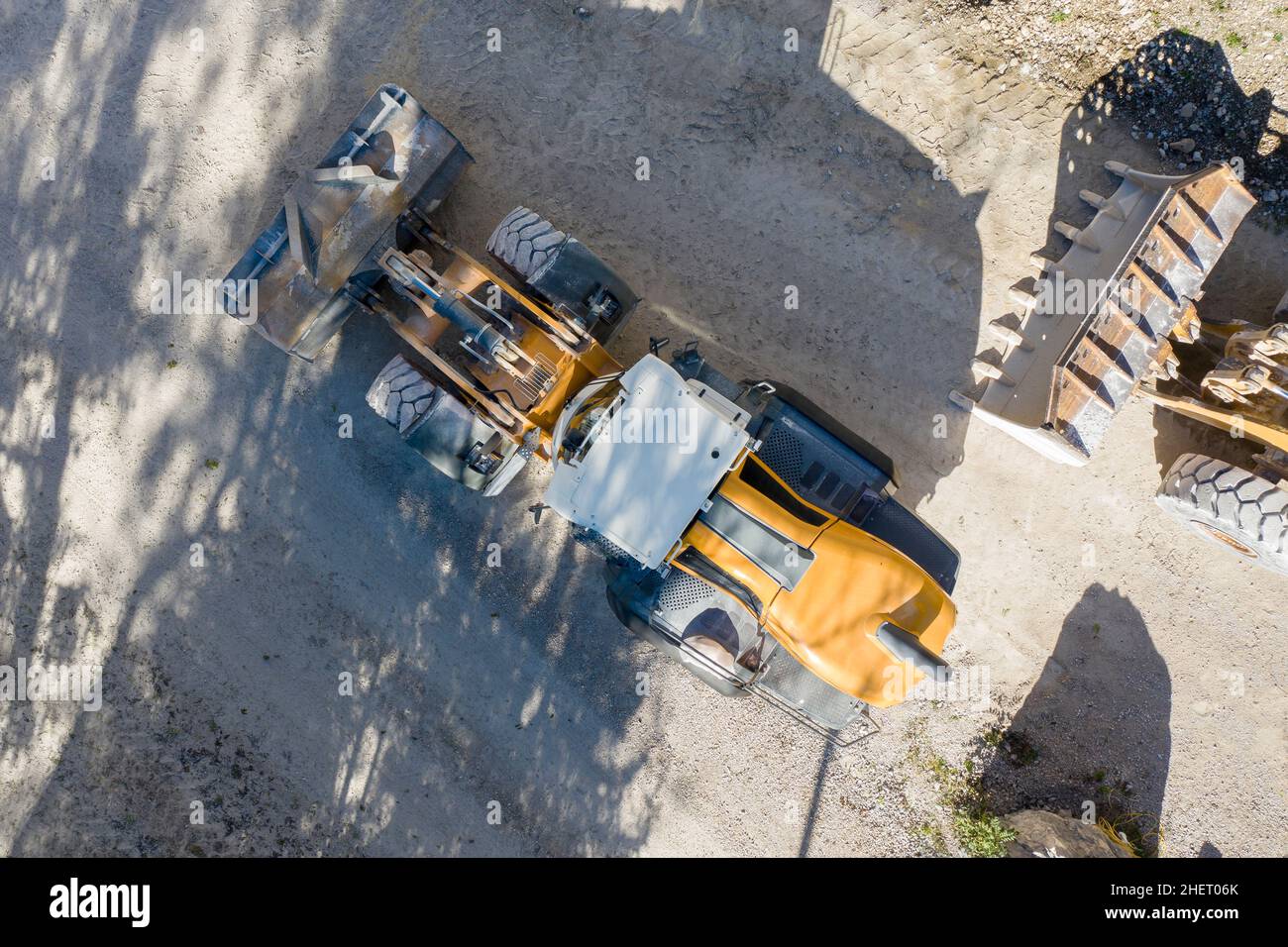 Draufsicht auf schweren Radlader-Bagger auf Kalksteinkies Stockfoto