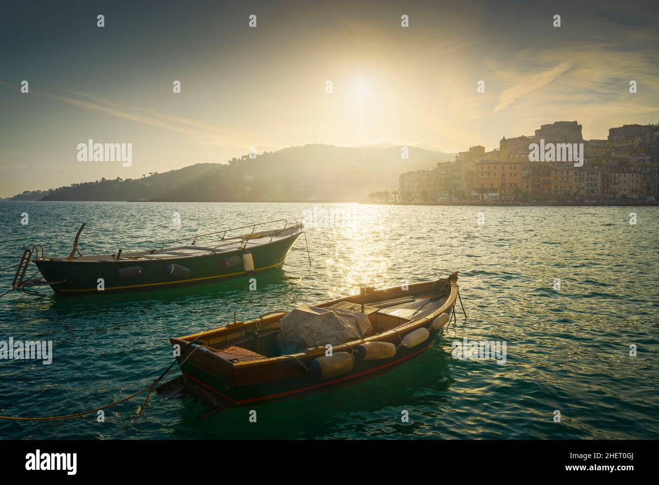 Kleine Holzboote in Porto Santo Stefano am Meer bei Sonnenaufgang, italienisches Reiseziel. Monte Argentario, Toskana, Italien. Stockfoto