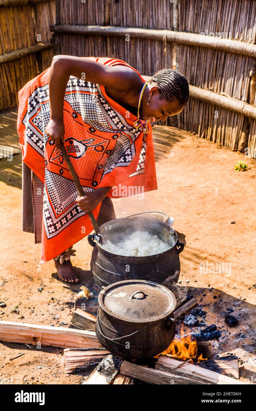 Kochen, Einblicke in das Leben in Swazi, Swazi Cultural Village, Wildlife Sanctuary, Swasiland, Eswatini, Südafrika, Milwane Stockfoto
