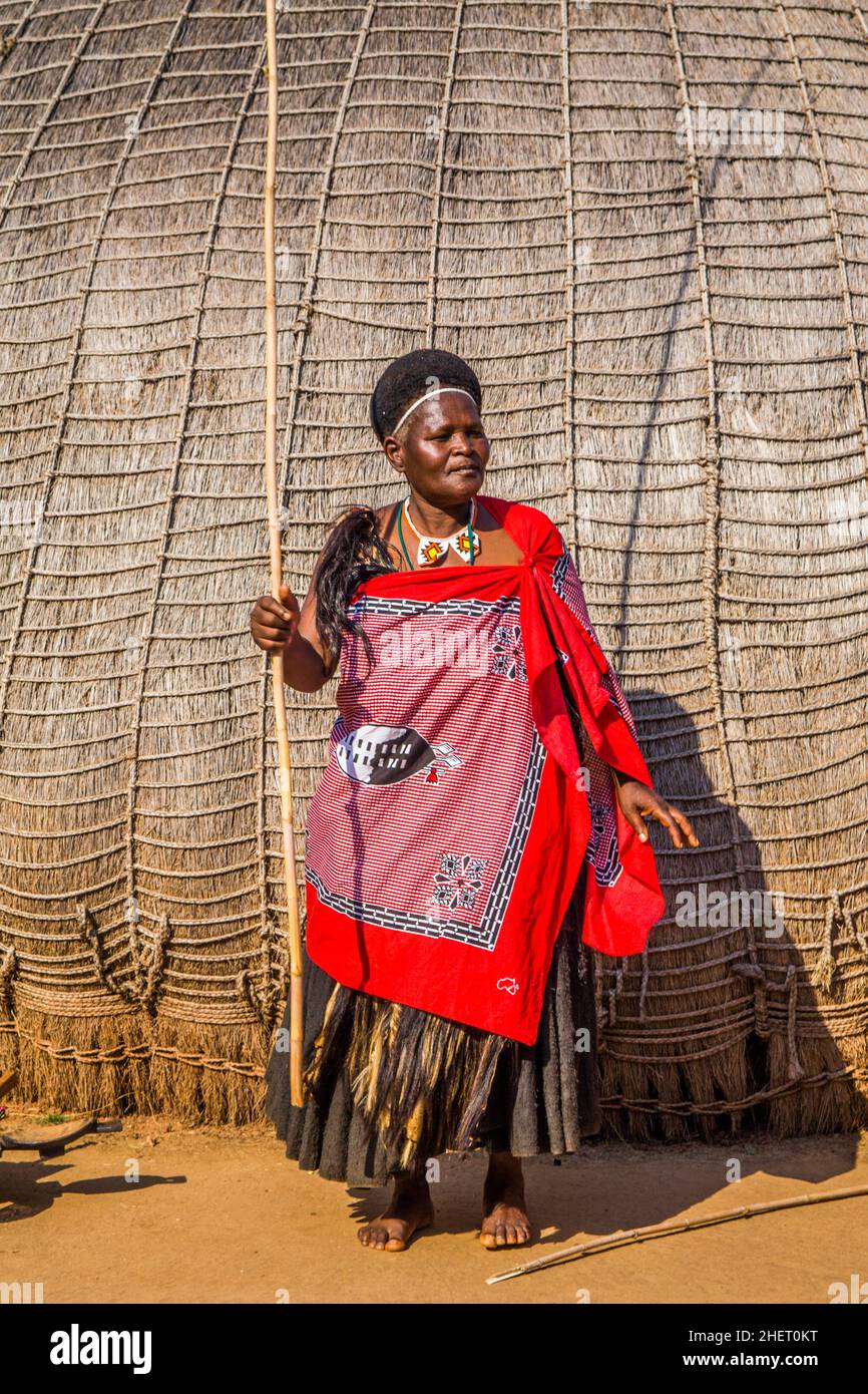 Dorfvorsteher, traditionelle Bräuche im echten afrikanischen Dorf, Umphakatsi Chef Stockfoto