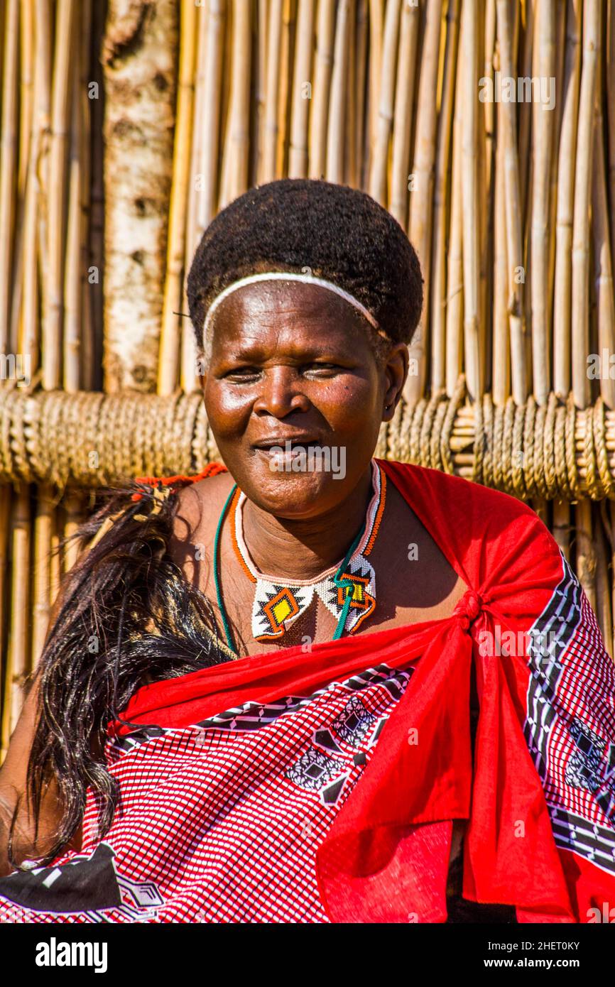 Dorfvorsteher, traditionelle Bräuche im echten afrikanischen Dorf, Umphakatsi Chef Stockfoto