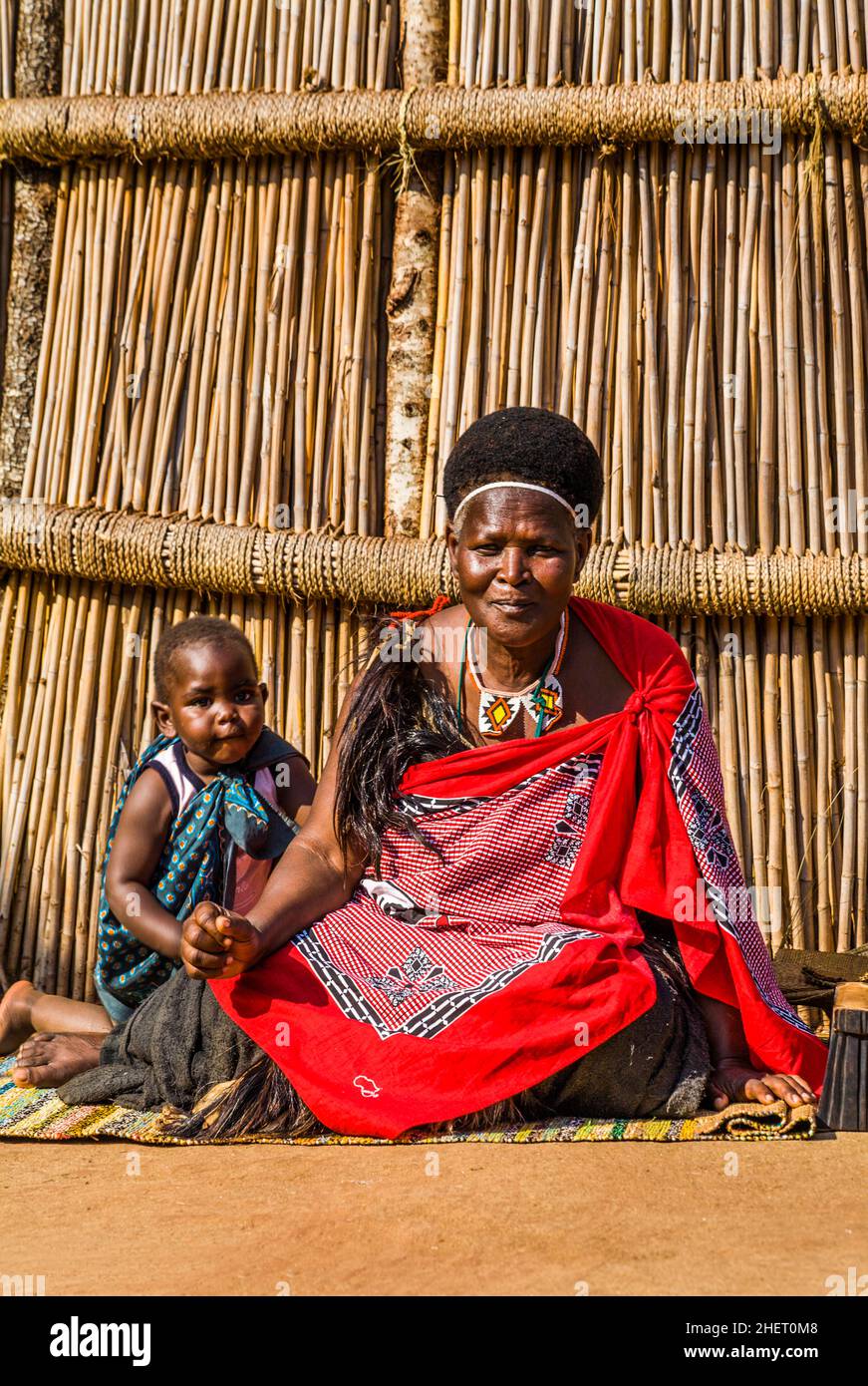 Dorfvorsteher, traditionelle Bräuche im echten afrikanischen Dorf, Umphakatsi Chef Stockfoto