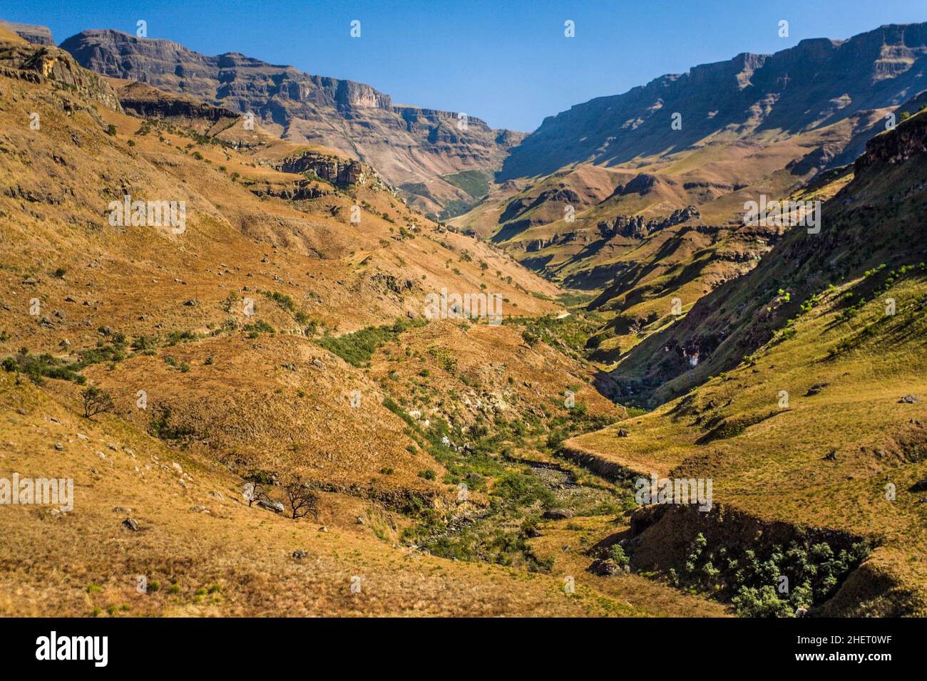 Landschaftlich spektakuläre Drakensberg Berge erheben sich auf 3482 m, Ukhahlamba-Drakensberg Park, Südafrika Stockfoto