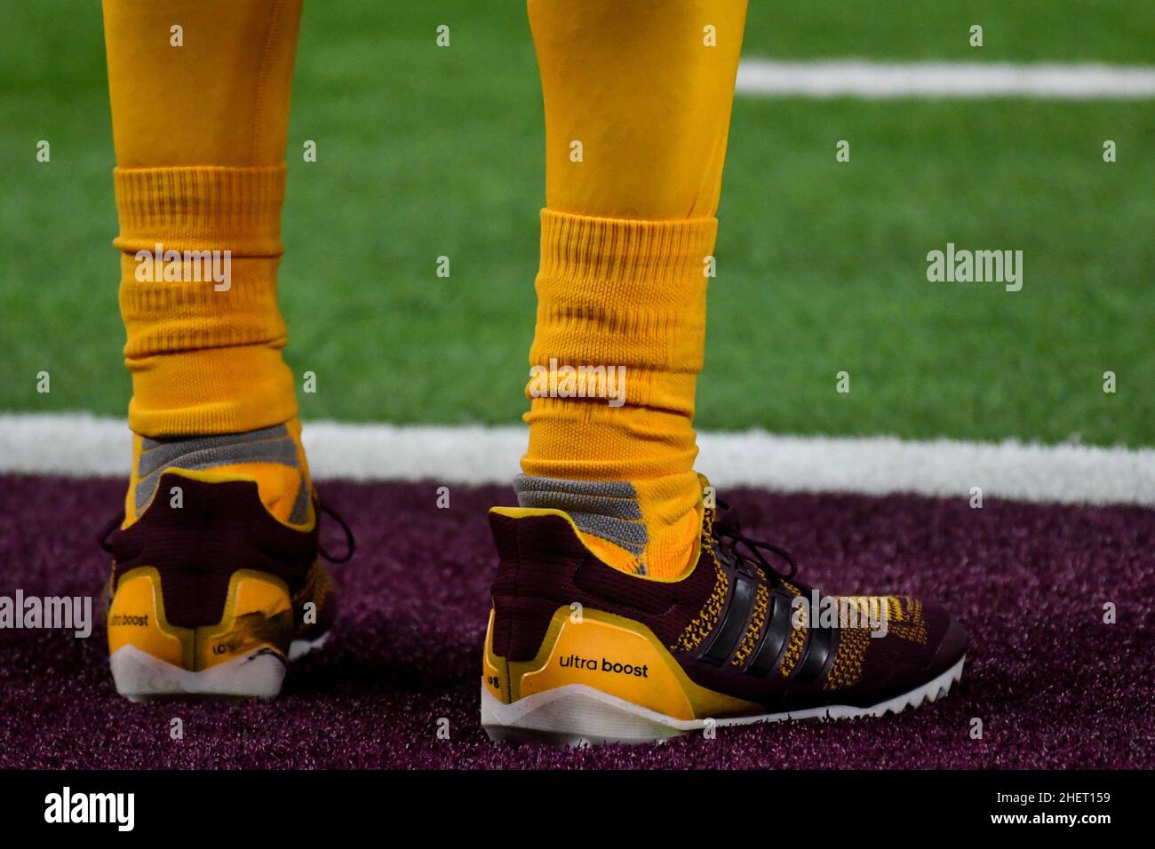 Detailansicht der Adidas Ultra Boost ASU-Stollen, die von Arizona State Sun Devils Quarterback Jayden Daniels (5) während des Las Vegas Bowl-Spiels agai getragen wurden Stockfoto