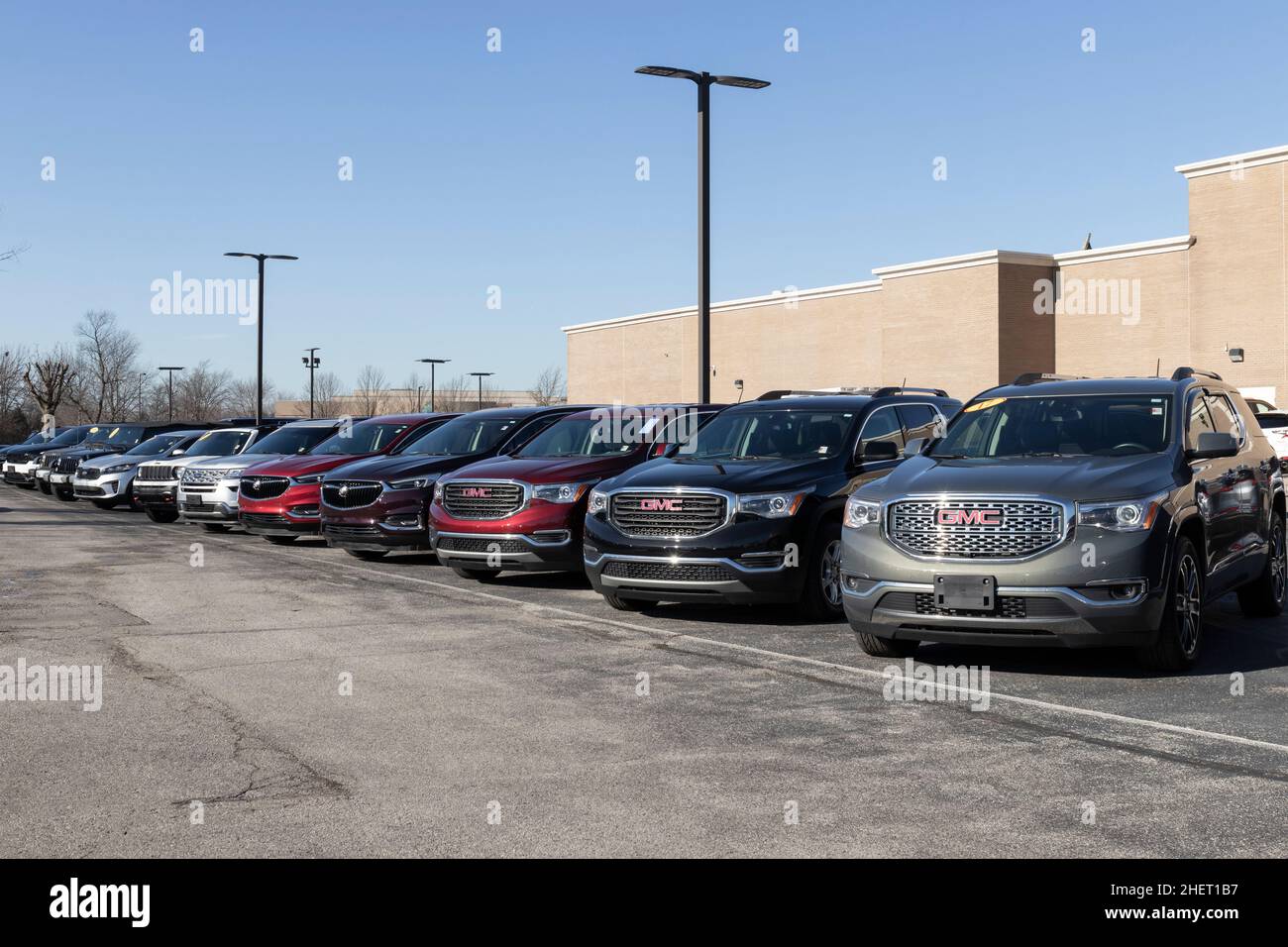 Indianapolis - circa Januar 2022: GMC Buick Händler bietet gebrauchte und gebrauchte Fahrzeuge. Bei den aktuellen Lieferproblemen verlässt sich GM auf Gebrauchtwagen-SA Stockfoto