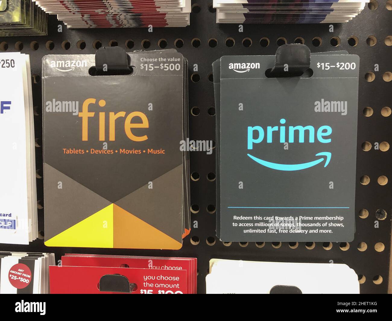Indianapolis - ca. Januar 2022: Amazon Prime und Amazon Fire Geschenkkarten  Stockfotografie - Alamy
