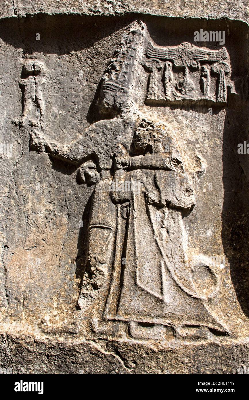 König Tudhaliya IV. Umarmt von Sarruma, Yazilikaya, Felsheiligtum der Hethiter, Türkei, Yazilikaya, Türkei Stockfoto