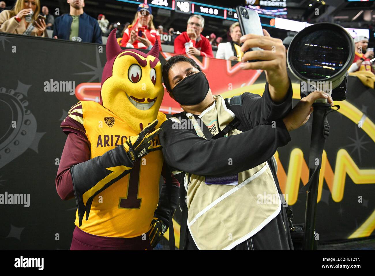 Bild des Sportfotografen Max Siker posiert mit ASU-Maskottchen Sparky während des Las Vegas Bowl-Spiels, Donnerstag, 30. Dezember 2021, in Las Vegas. Wisconsin de Stockfoto