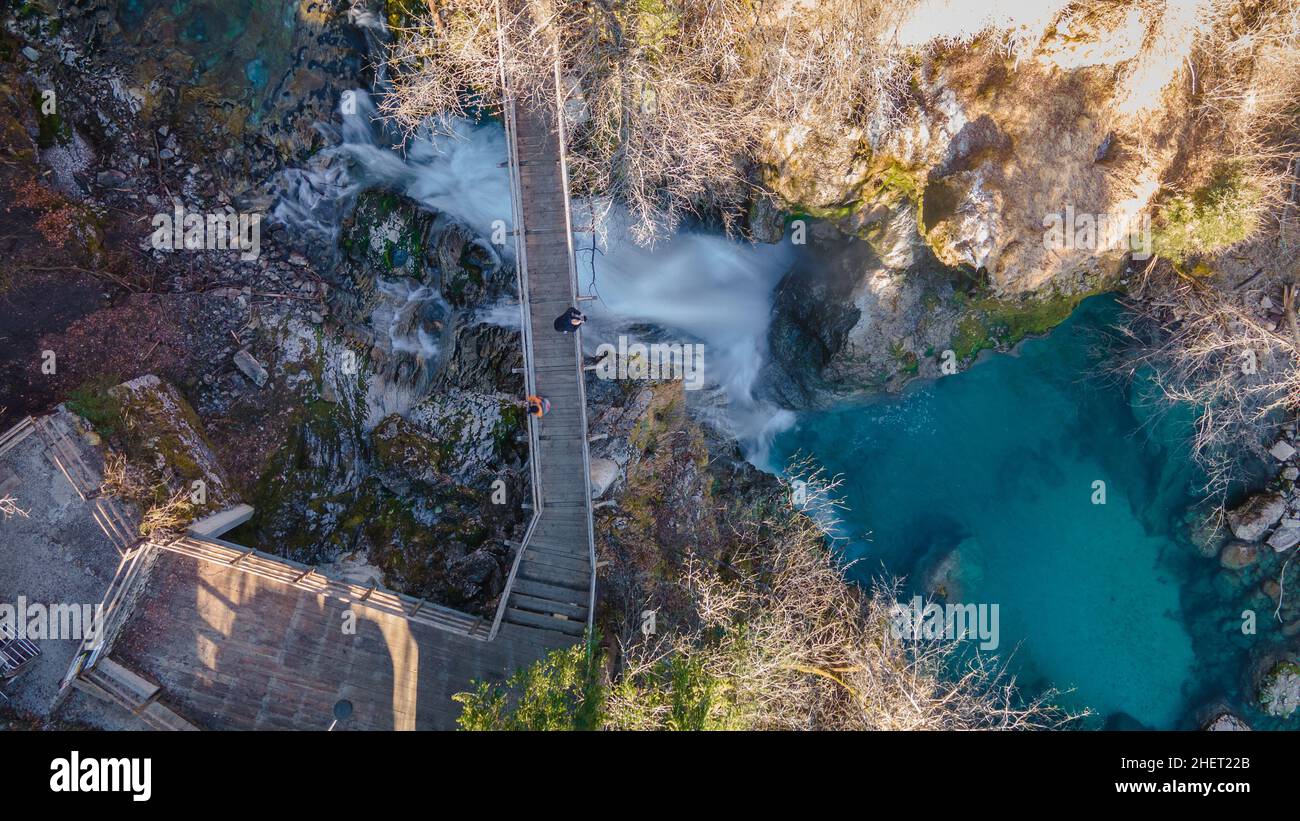 Luftaufnahme von Touristen, die auf einer Holzbrücke am Sum-Wasserfall in der Vintgar-Schlucht neben Bled, Slowenien, stehen Stockfoto