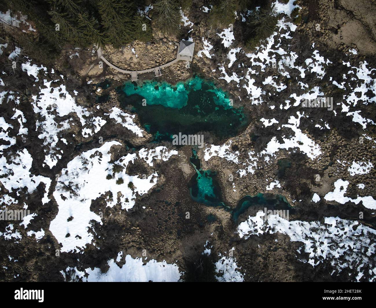 Luftaufnahme über dem Naturpark Zelenci im Winter, Slowenien Stockfoto