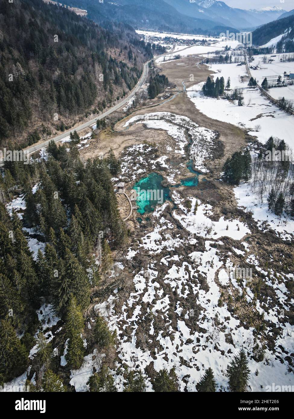 Blick von oben vom Naturpark Zelenci im Winter, Slowenien Stockfoto